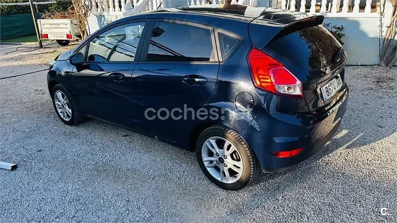 Usado Ford Fiesta Trend 60 CV (44 kW) 2016 Azul Utilitario