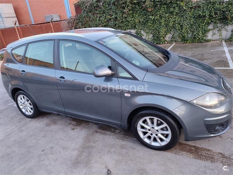 Usado Seat Altea XL Style 105 CV (77 kW) 2013 Gris / plata Monovolumen