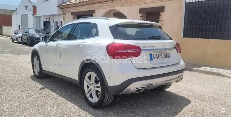 Usado Mercedes GLA200 Urban 136 CV (100 kW) 2014 Blanco SUV
