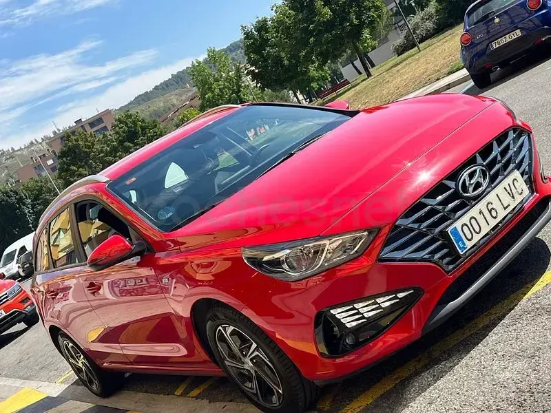 Usado Hyundai i30 136 CV (100 kW) 2021 Rojo Familiar