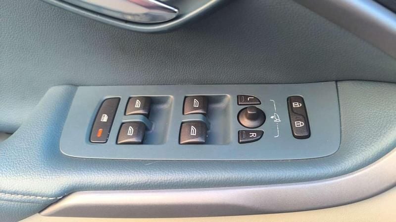 Usado Volvo V40 R-Design Momentum 150 CV (110 kW) 2014 Azul Utilitario