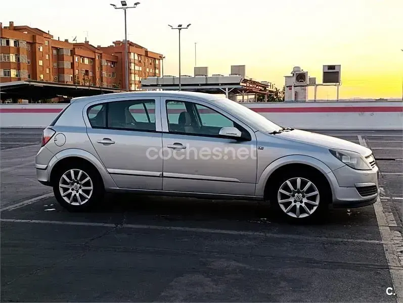 Usado Opel Astra Enjoy 100 CV (73 kW) 2006 Gris / plata Familiar