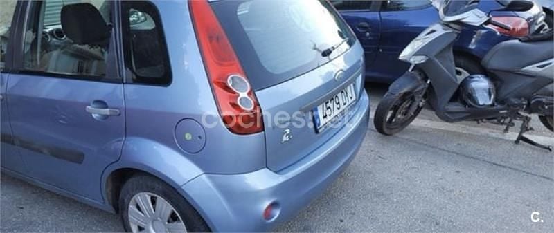 Usado Ford Fiesta Ghia 80 CV (58 kW) 2006 Azul Utilitario