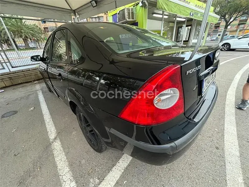 Usado Ford Focus Ghia 115 CV (84 kW) 2005 Negro Berlina