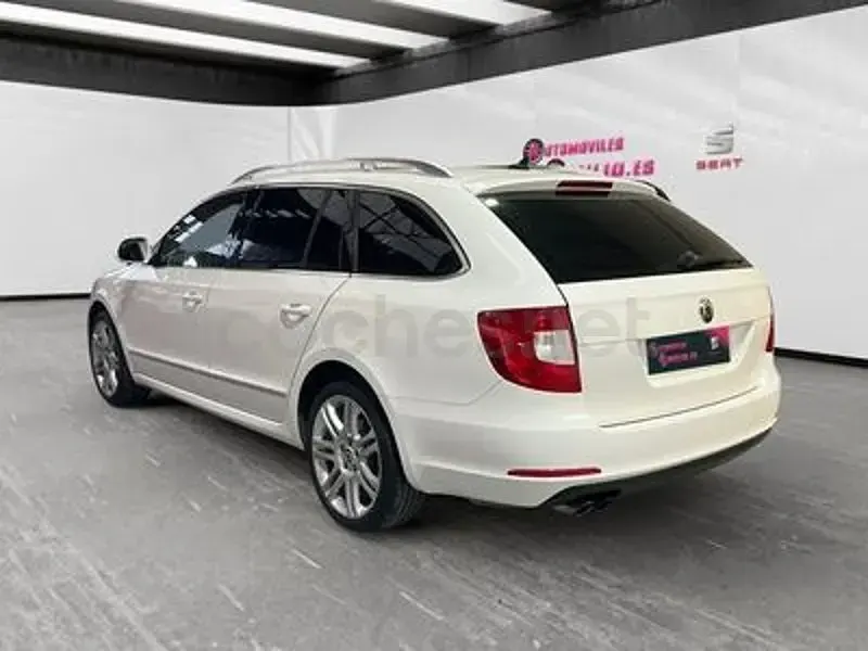 Usado Skoda Superb Exclusive 160 CV (117 kW) 2011 Blanco Familiar