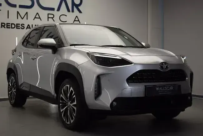 Usado Toyota Yaris Hybrid Plus 115 CV (84 kW) 2022 Gris