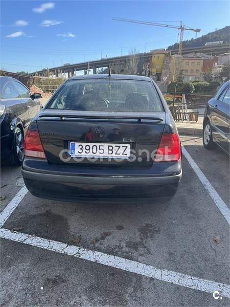 Usado VW Bora Conceptline 105 CV (77 kW) 2002 Negro Berlina