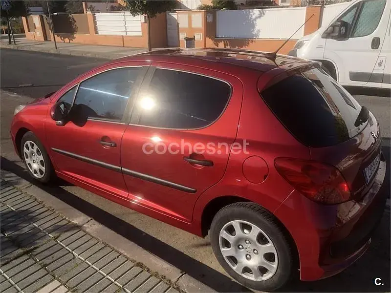 Usado Peugeot 207 70 CV (51 kW) 2009 Rojo Berlina