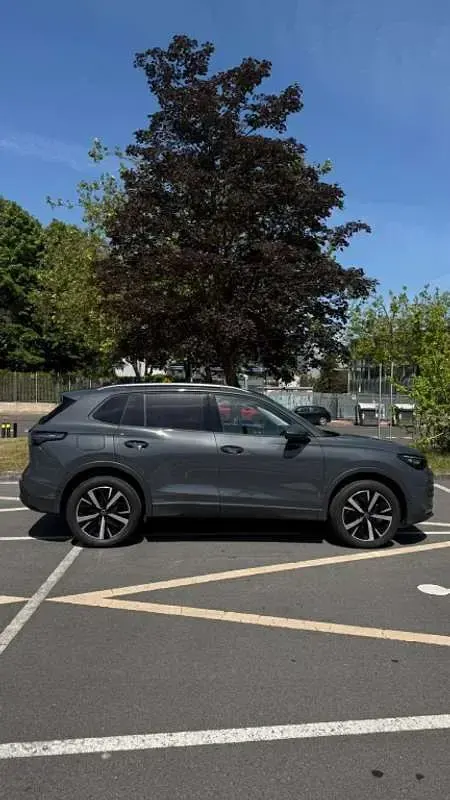 Usado VW Tiguan 204 CV (150 kW) 2025 Gris SUV