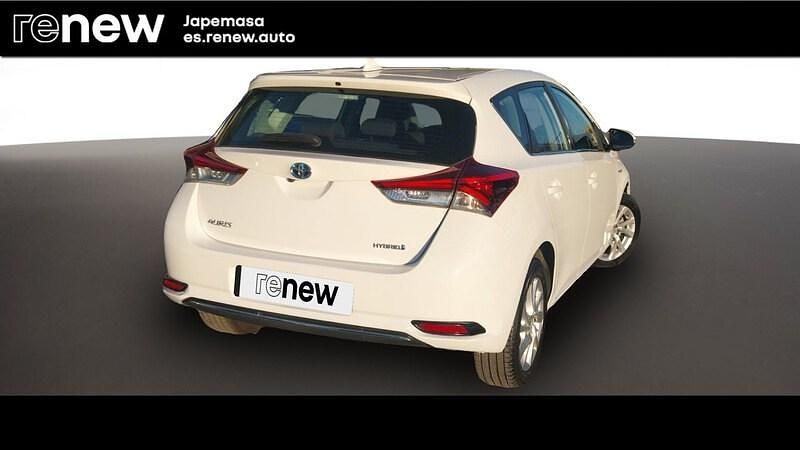 Usado Toyota Auris Hybrid Business Edition 136 CV (100 kW) 2017 Blanco puro Berlina