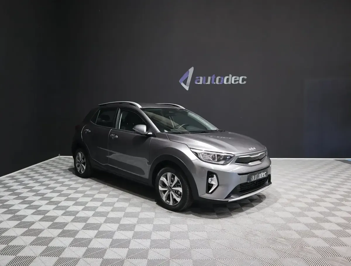 Usado Kia Stonic 100 CV (73 kW) 2025 Gris / plata SUV