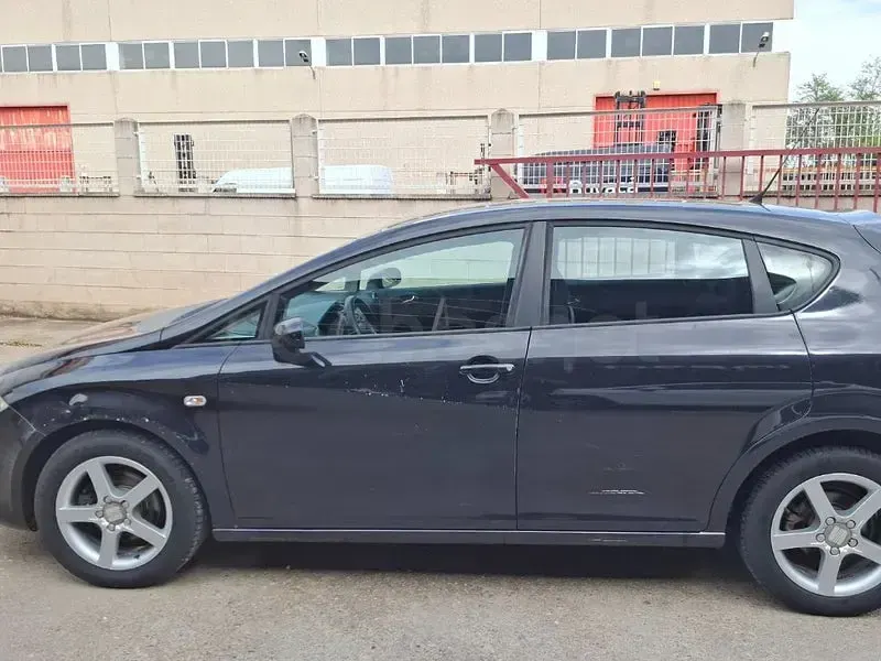 Usado Seat Leon Sport 102 CV (75 kW) 2005 Negro Utilitario