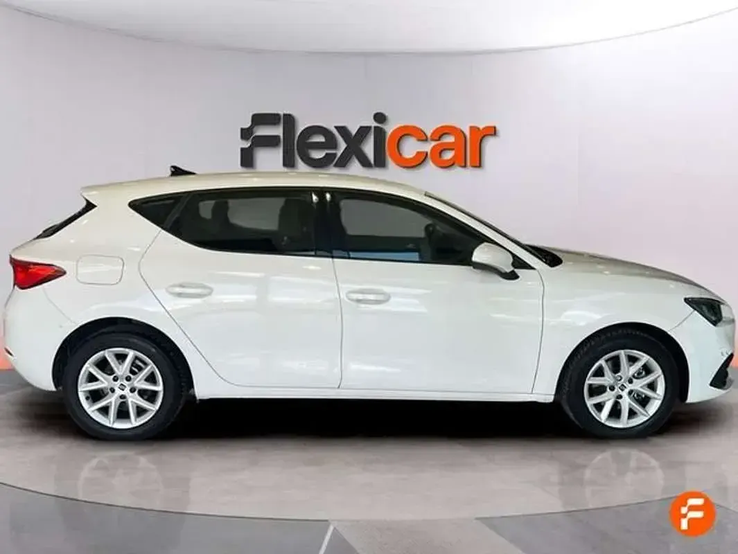 Usado Seat Leon Reference 116 CV (85 kW) 2022 Blanco Utilitario