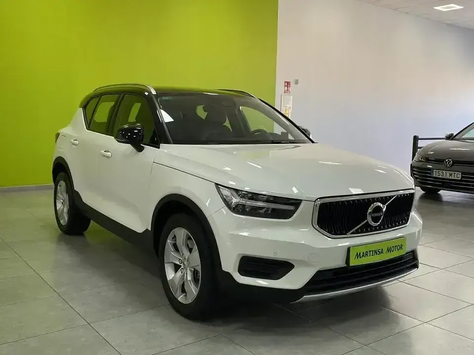 Begagnad Volvo XC40 Momentum 197 HK (144 kW) 2022 Vit SUV