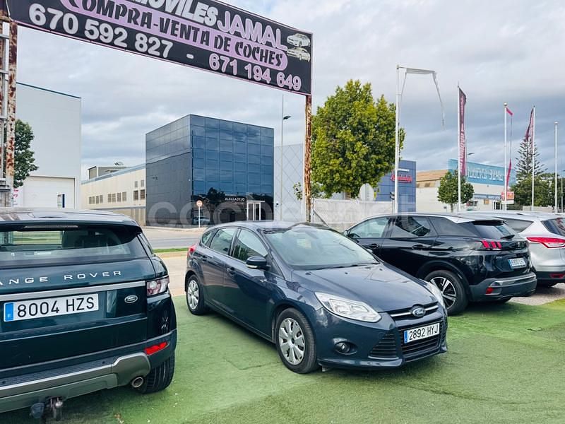 Usado Ford Focus Trend 116 CV (85 kW) 2014 Gris / plata Berlina
