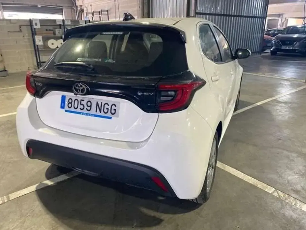 Usado Toyota Yaris Active 116 CV (85 kW) 2025 Blanco Utilitario