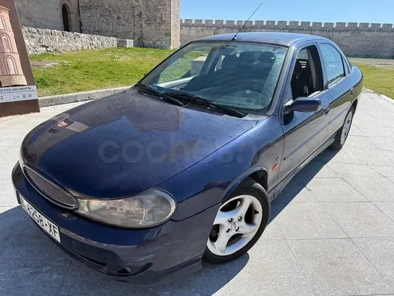 Usado Ford Mondeo RS 170 CV (125 kW) 1999 Azul Berlina