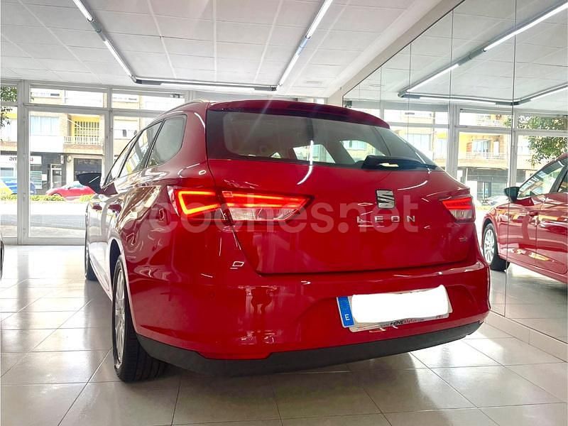 Usado Seat Leon Style 150 CV (110 kW) 2015 Rojo Familiar