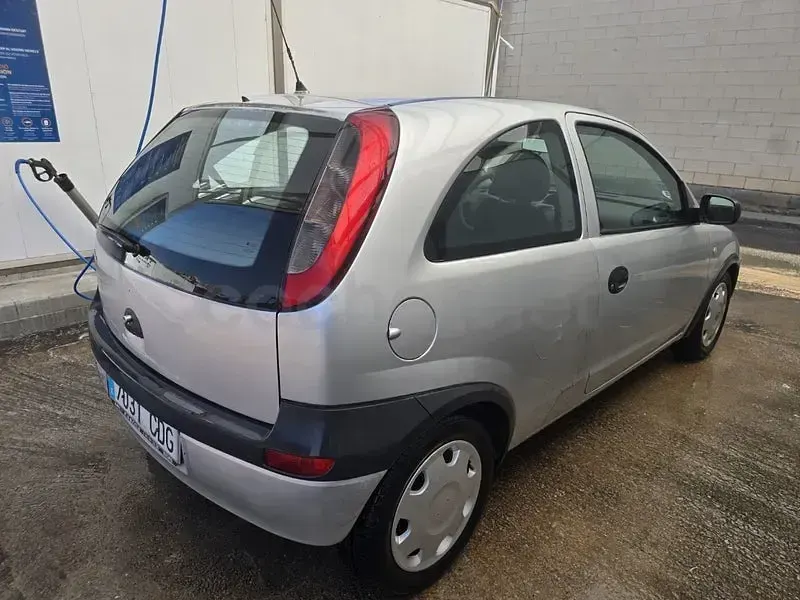 Usado Opel Corsa Club 58 CV (42 kW) 2003 Gris / plata Utilitario
