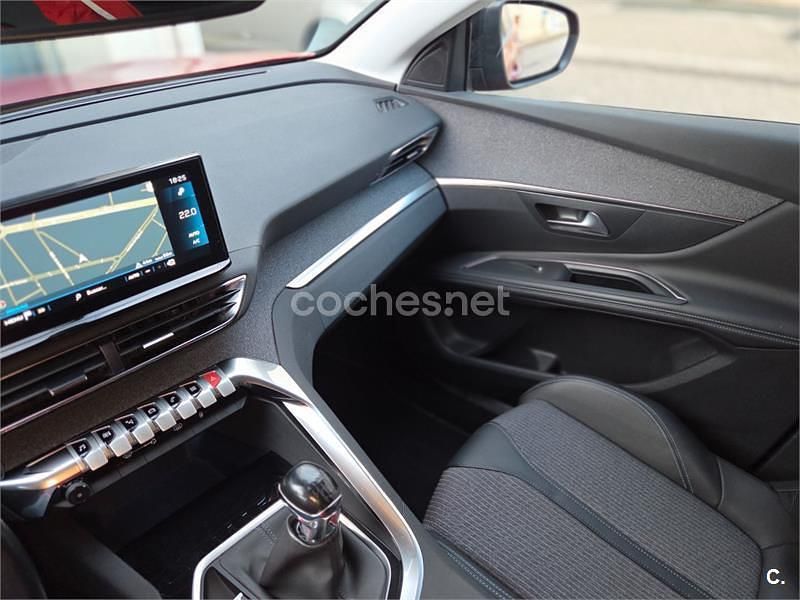 Usado Peugeot 3008 Allure 130 CV (95 kW) 2023 Granate SUV