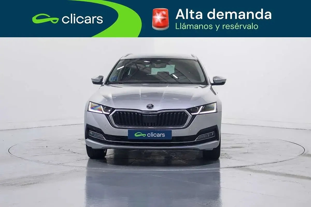 Usado Skoda Octavia Style 204 CV (150 kW) 2022 Plateado Familiar