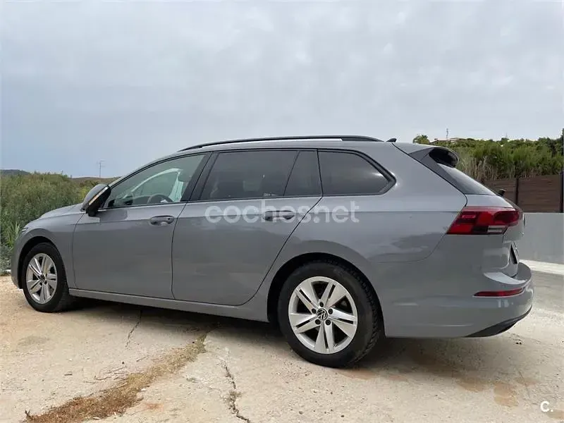 Usado VW Golf VIII 115 CV (84 kW) 2021 Gris / plata Familiar