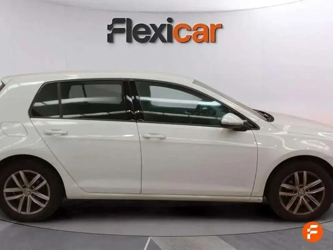 Käytetty VW Golf VII Advance 125 HP (91 kW) 2017 Valkoinen Viistoperä