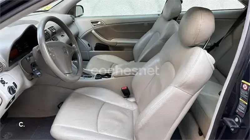 Usado Mercedes C180 143 CV (105 kW) 2004 Gris / plata Berlina