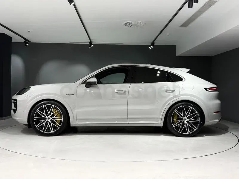 Usado Porsche Cayenne Turbo E-Hybrid 739 CV (543 kW) 2025 Gris / plata SUV