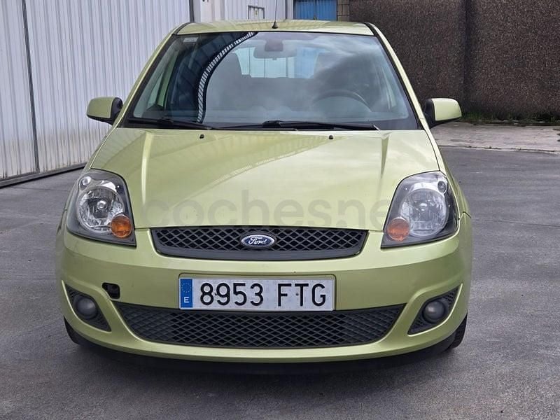 Usado Ford Fiesta 100 CV (73 kW) 2007 Verde Utilitario