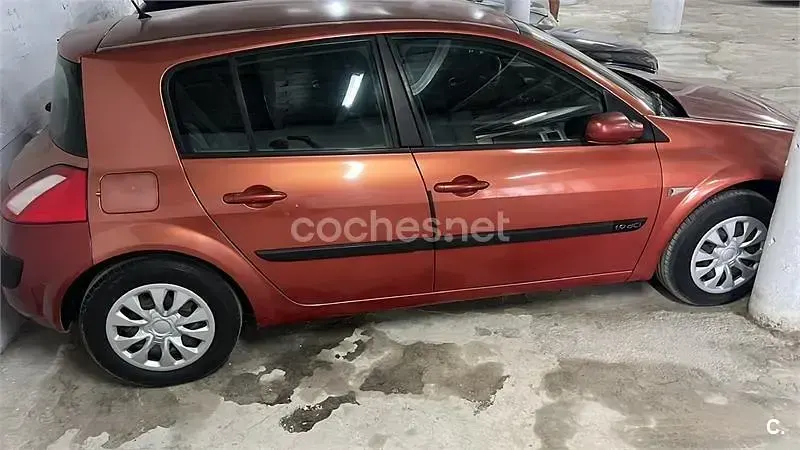 Usado Renault Mégane II Dynamique 120 CV (88 kW) 2004 Granate Berlina