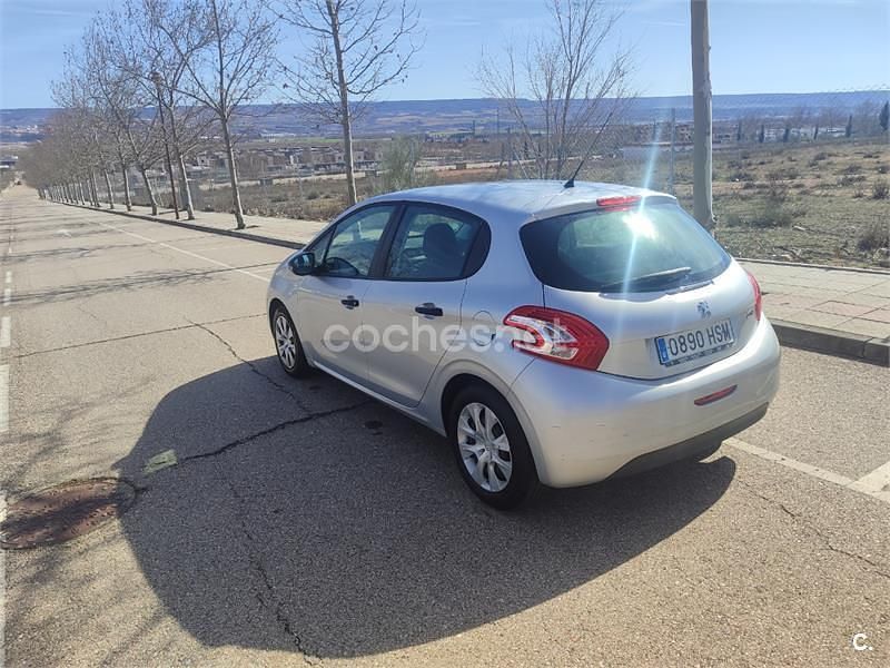 Usado Peugeot 208 Access 82 CV (60 kW) 2014 Gris / plata Utilitario