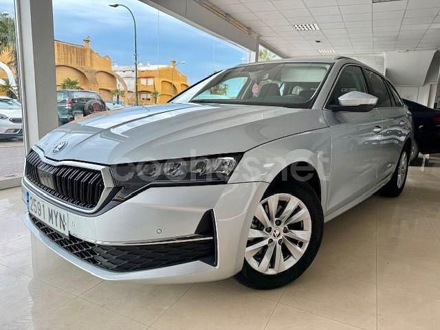 Gris / plata Usado 2025 Skoda Octavia Familiar | 29.800 € (Buen precio) - Imagen 1/4