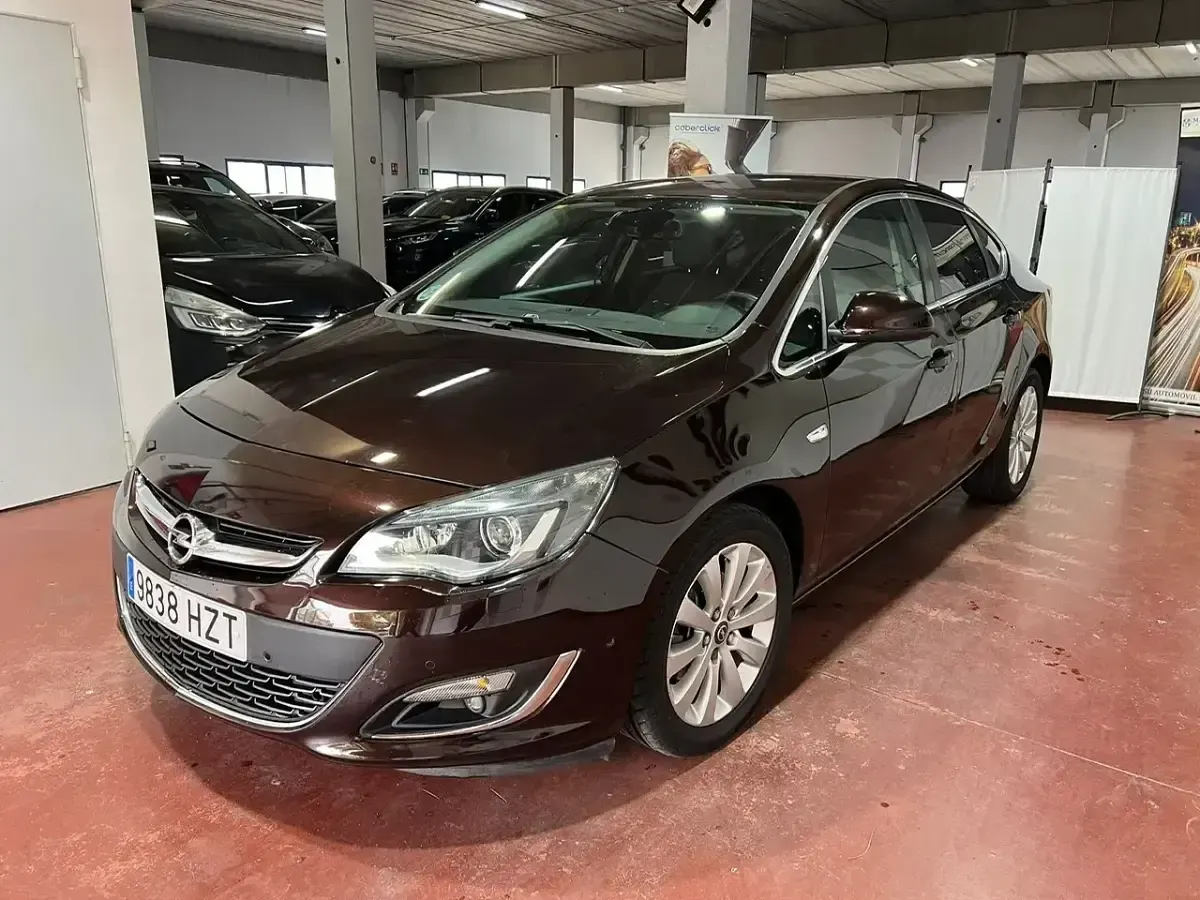Usado Opel Astra Selective 136 CV (100 kW) 2014 Marrón Berlina