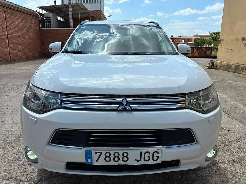 Usado Mitsubishi Outlander P-HEV 203 CV (149 kW) 2015 Blanco SUV