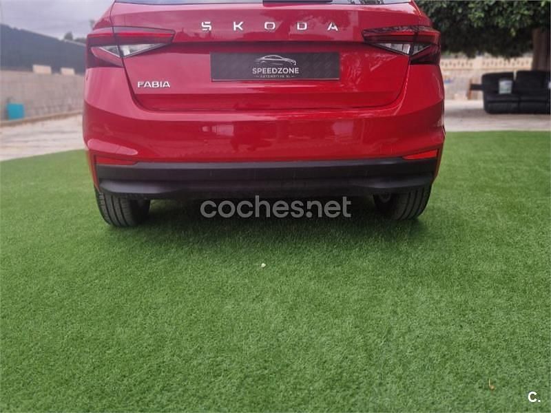 Usado Skoda Fabia Selection 95 CV (69 kW) 2024 Rojo Utilitario