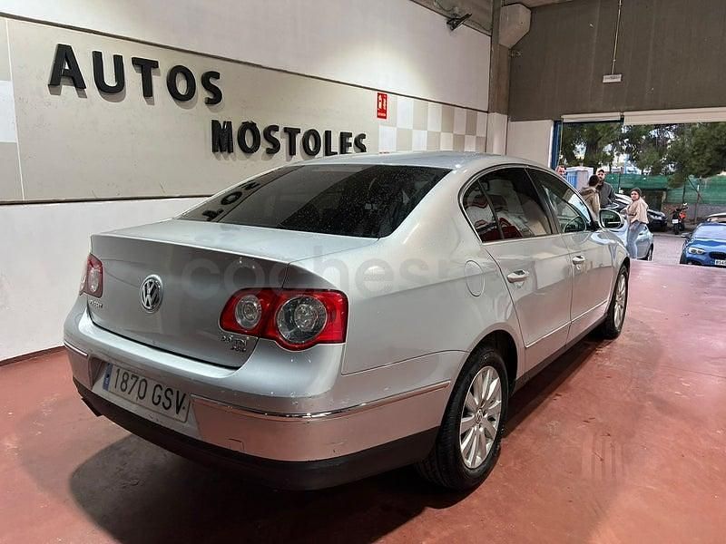 Usado VW Passat Highline 140 CV (102 kW) 2010 Gris / plata Berlina