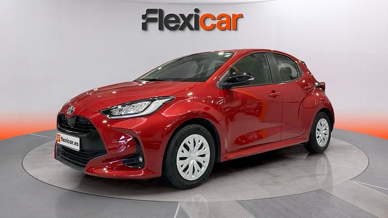 Usado Toyota Yaris Hybrid Active 116 CV (85 kW) 2023 Rojo Utilitario