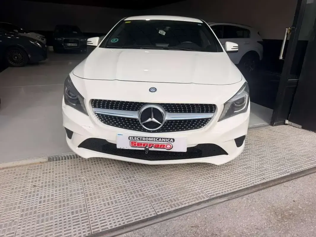 Usado Mercedes CLA220 170 CV (125 kW) 2013 Blanco Berlina