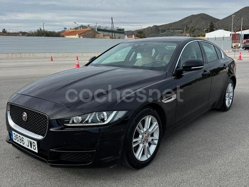 Usado Jaguar XE Prestige 180 CV (132 kW) 2016 Negro Berlina