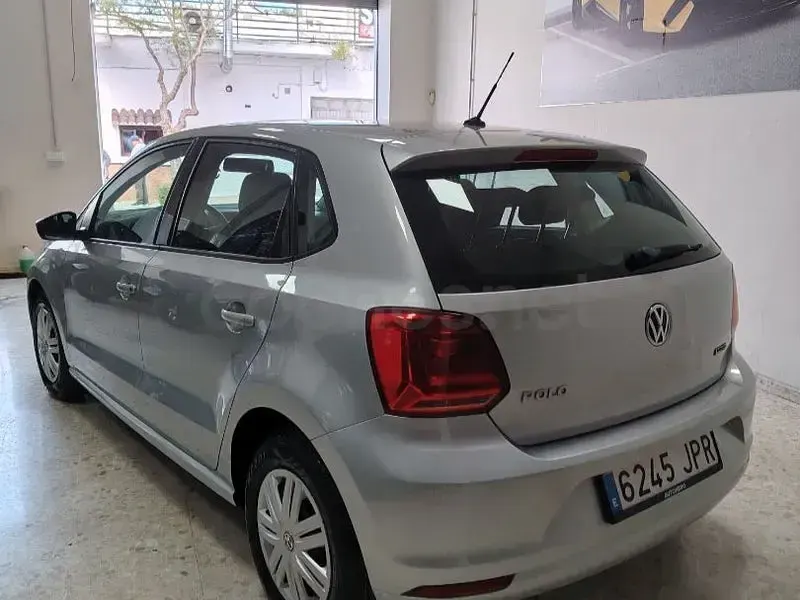 Usado VW Polo Edition 60 CV (44 kW) 2016 Gris / plata Berlina