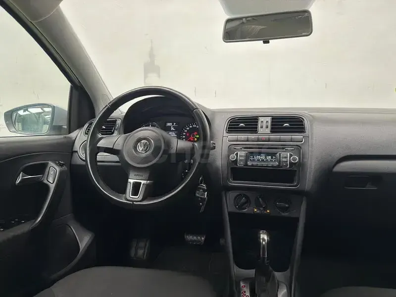 Usado VW Polo Advance 90 CV (66 kW) 2013 Gris / plata Utilitario