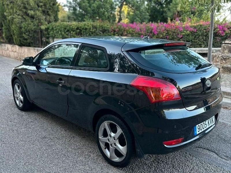 Usado Kia Ceed Active 128 CV (94 kW) 2011 Negro Utilitario