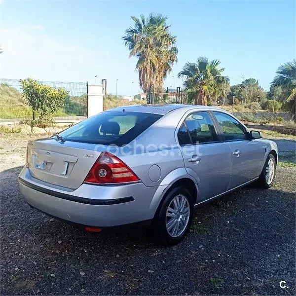 Usado Ford Mondeo Trend 130 CV (95 kW) 2006 Gris / plata Berlina