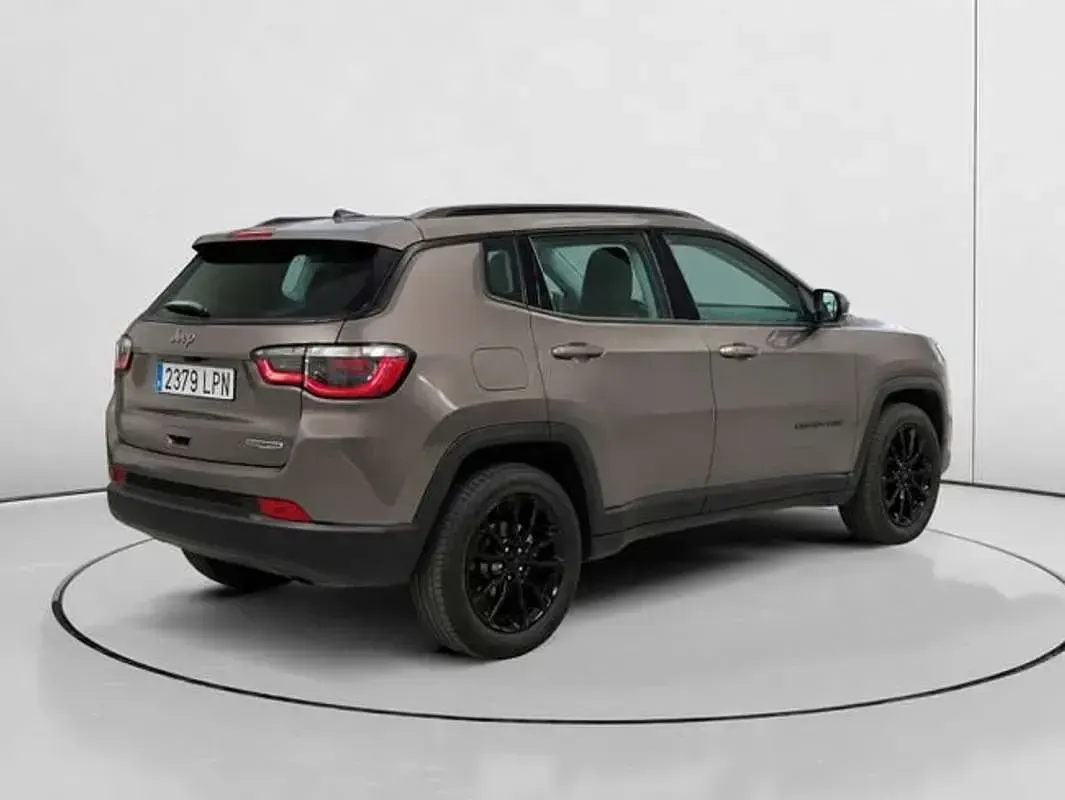 Usado Jeep Compass Night Eagle 131 CV (96 kW) 2021 Gris SUV