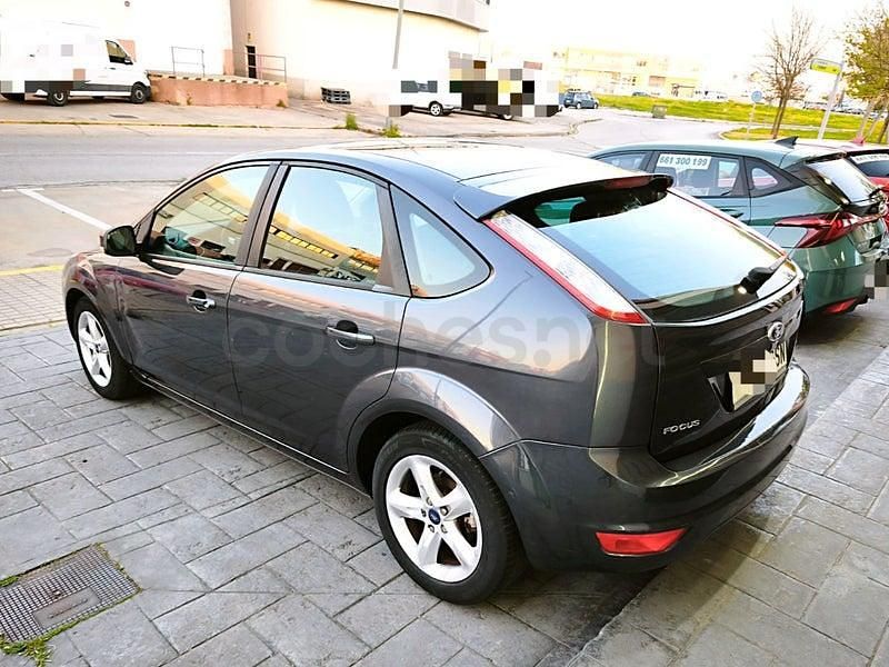 Usado Ford Focus Trend 109 CV (80 kW) 2010 Gris / plata Berlina