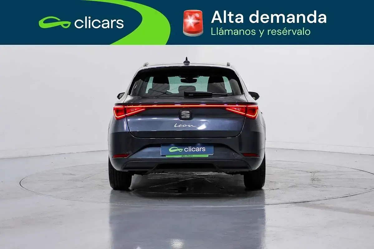 Usado Seat Leon ST Style 110 CV (80 kW) 2022 Gris Familiar