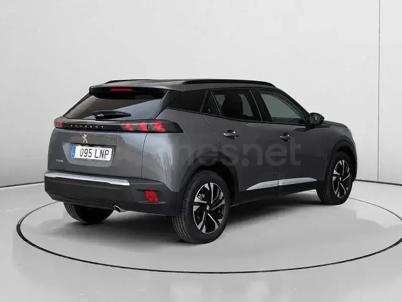 Usado Peugeot 2008 Allure 110 CV (80 kW) 2021 Gris / plata SUV