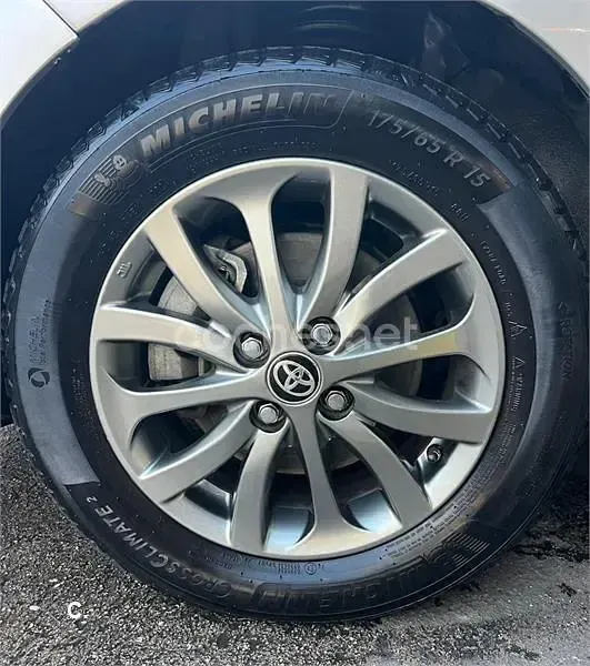 Usado Toyota Yaris Hybrid Active 100 CV (73 kW) 2012 Gris / plata Berlina