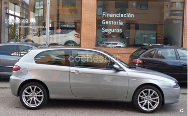 Usado Alfa Romeo 147 120 CV (88 kW) 2006 Gris / plata Utilitario